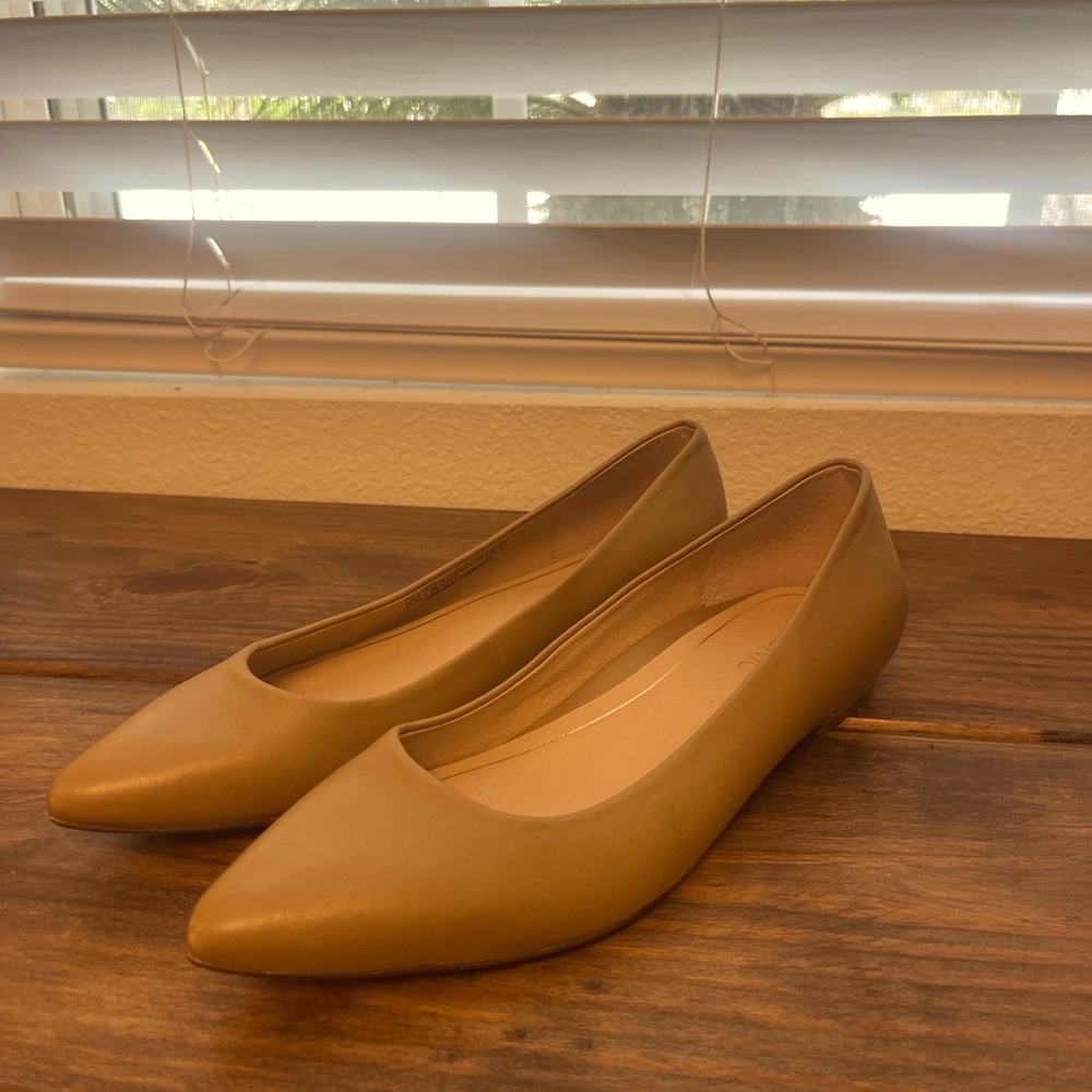 Vionic pointed toe flats in beige size 6.5